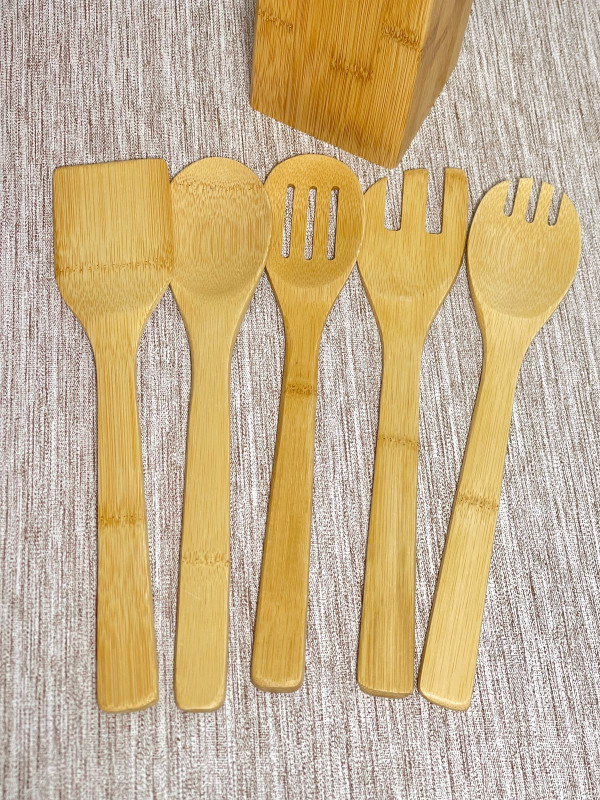 Set de 5 ustensiles de cuisine en bambo avec support