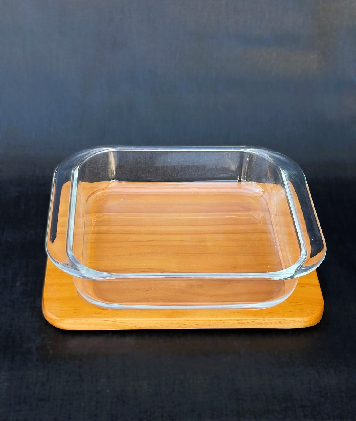 plat en verre avec support en bois