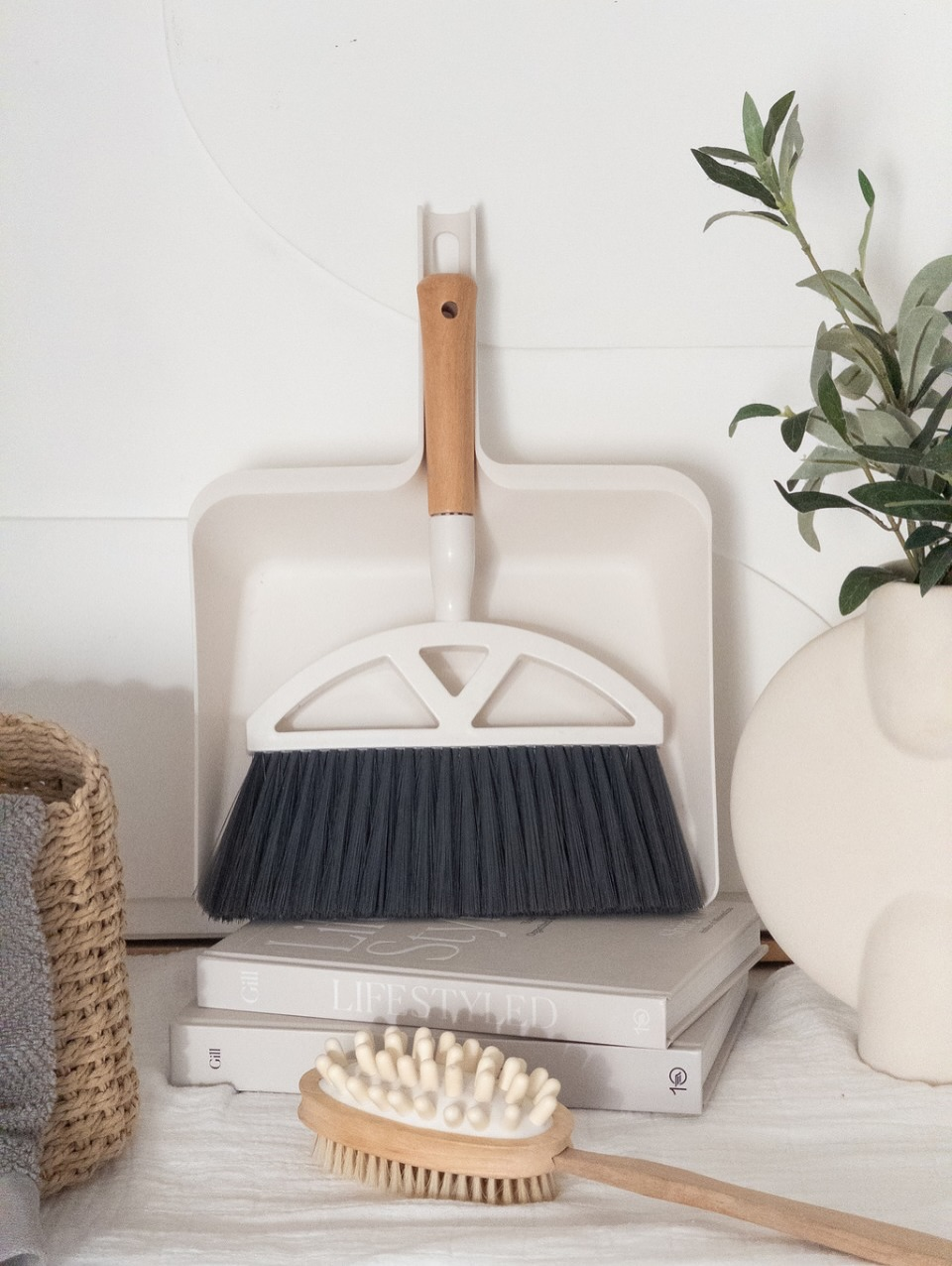 ensemble de petite pelle à poussière et balai avec manche en bois